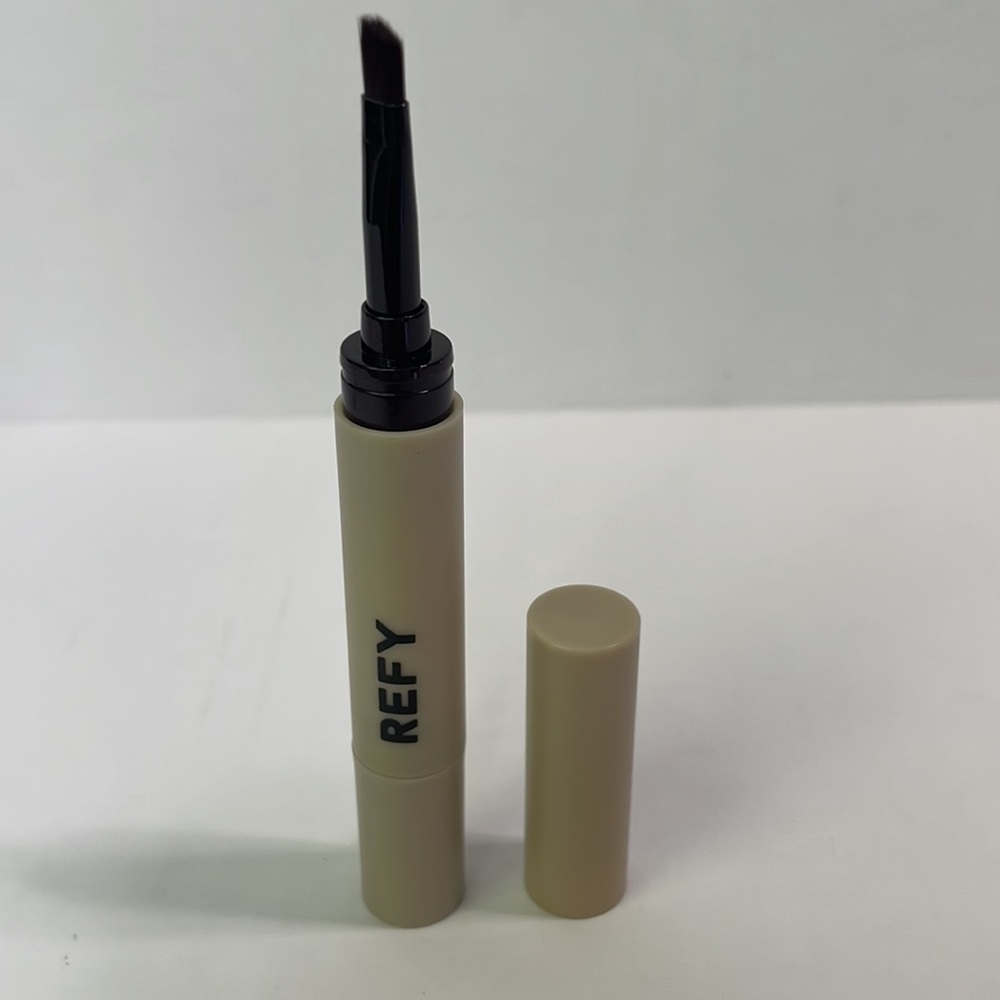 Refy BROW POMADE
Dual-ended eyebrow pomade and application brush - Picture 2 of 6